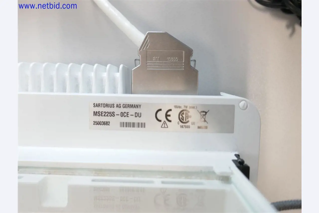 Equipos de laboratorio amplios y en buen estado-3