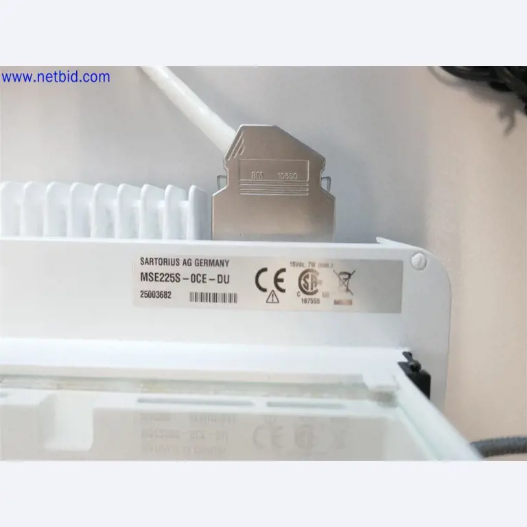 Equipos de laboratorio amplios y en buen estado-3