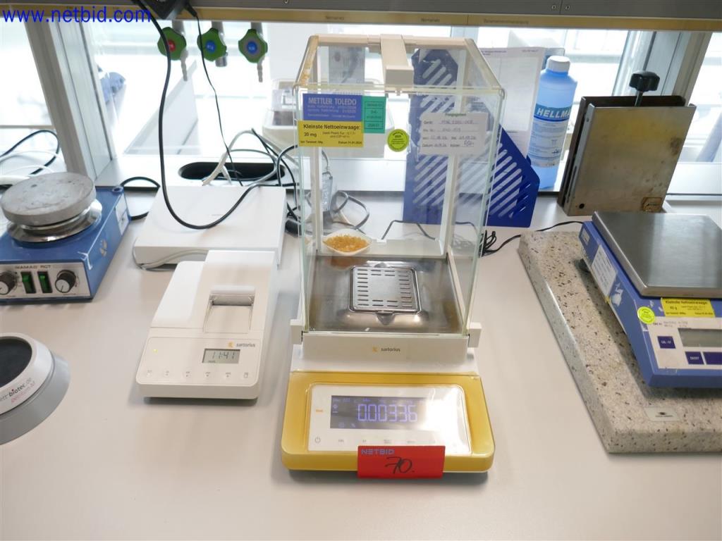 Equipos de laboratorio amplios y en buen estado-4