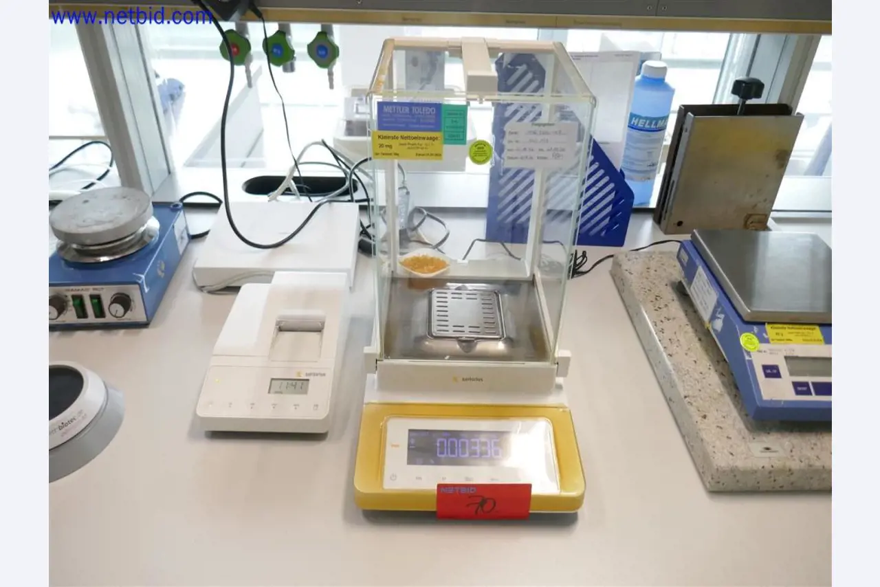 Equipos de laboratorio amplios y en buen estado-4