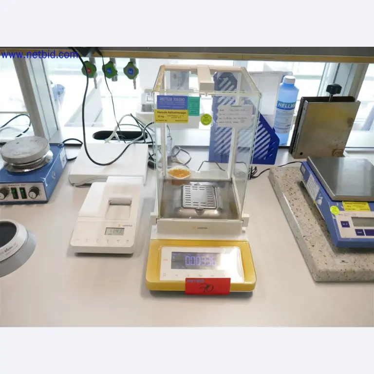 Equipos de laboratorio amplios y en buen estado-4