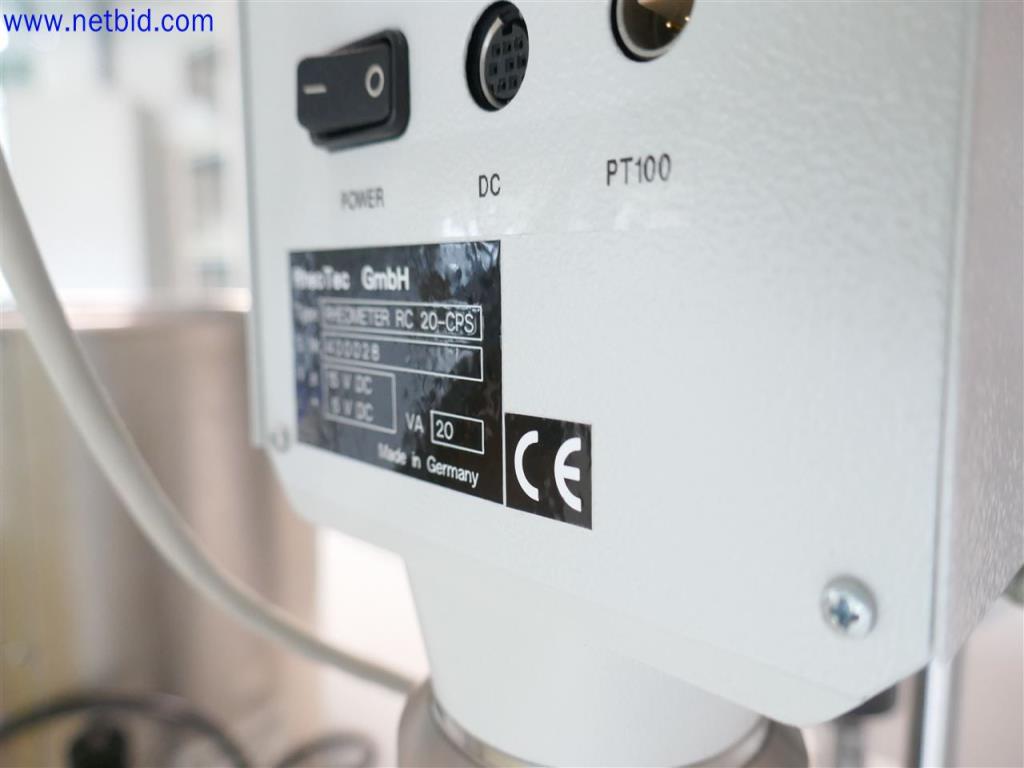 Equipos de laboratorio amplios y en buen estado-1