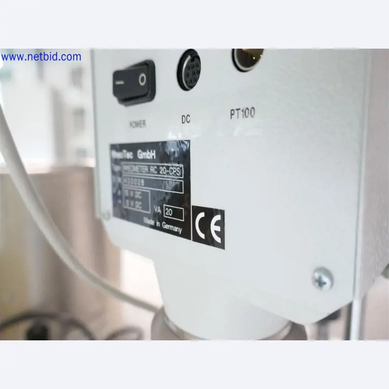 Goed onderhouden en uitgebreide laboratoriumapparatuur-1