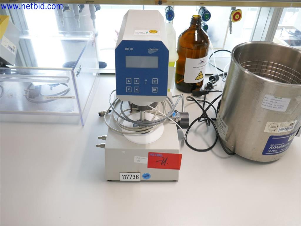 Equipos de laboratorio amplios y en buen estado-2