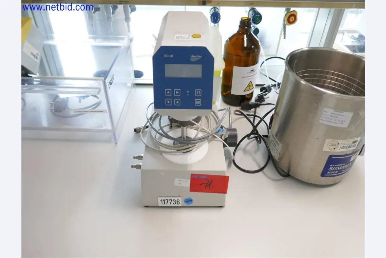 Goed onderhouden en uitgebreide laboratoriumapparatuur-2