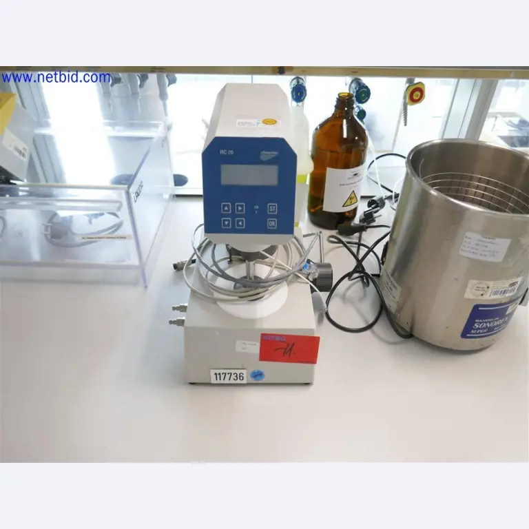 Goed onderhouden en uitgebreide laboratoriumapparatuur-2