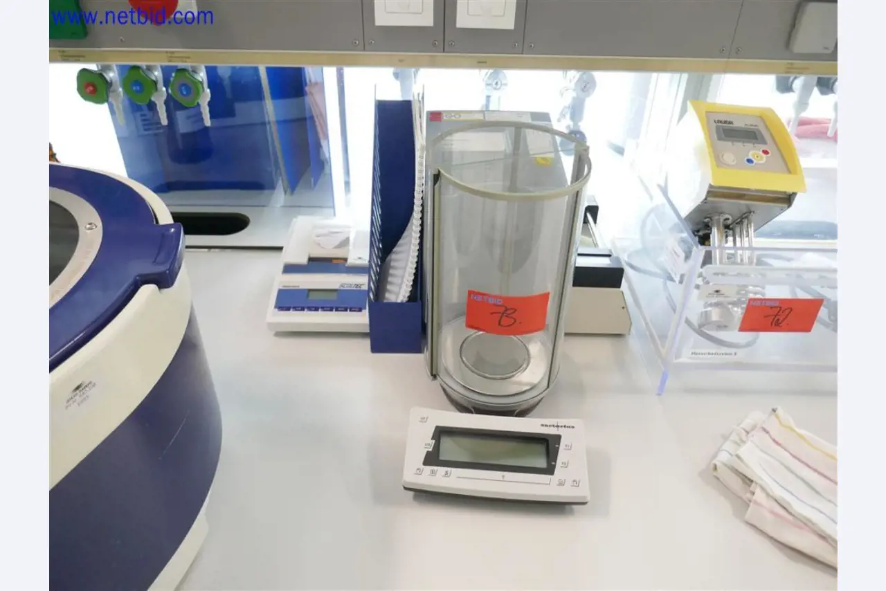 Dobře udržované a rozsáhlé laboratorní vybavení-1