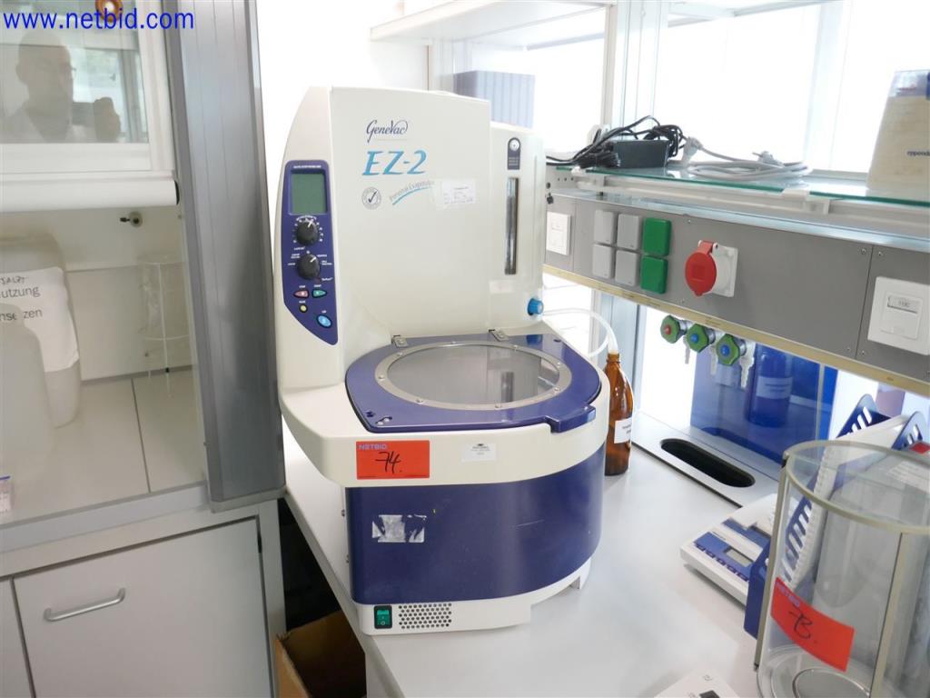 Gepflegte und umfangreiche Laborausstattung -1