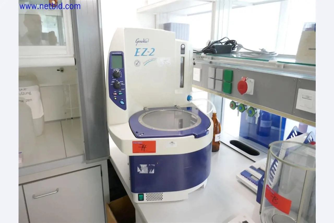 Gepflegte und umfangreiche Laborausstattung -1