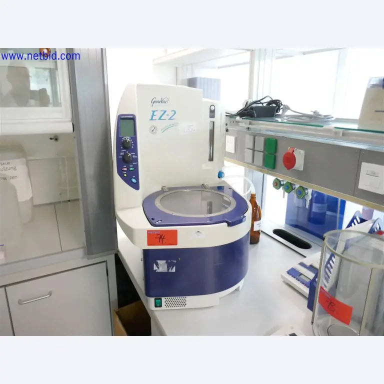 Gepflegte und umfangreiche Laborausstattung -1