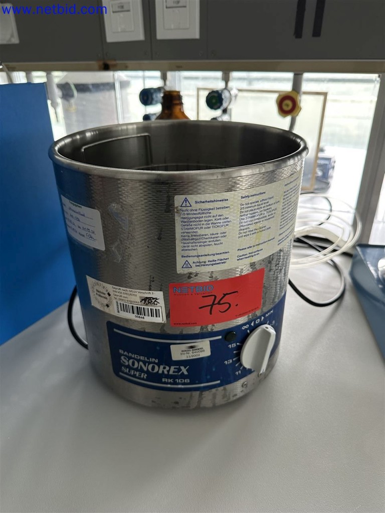 Equipos de laboratorio amplios y en buen estado-1