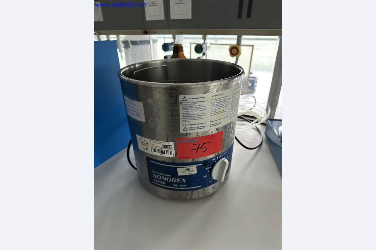 Equipos de laboratorio amplios y en buen estado-1