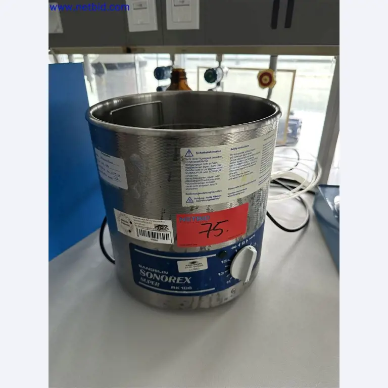 Equipos de laboratorio amplios y en buen estado-1