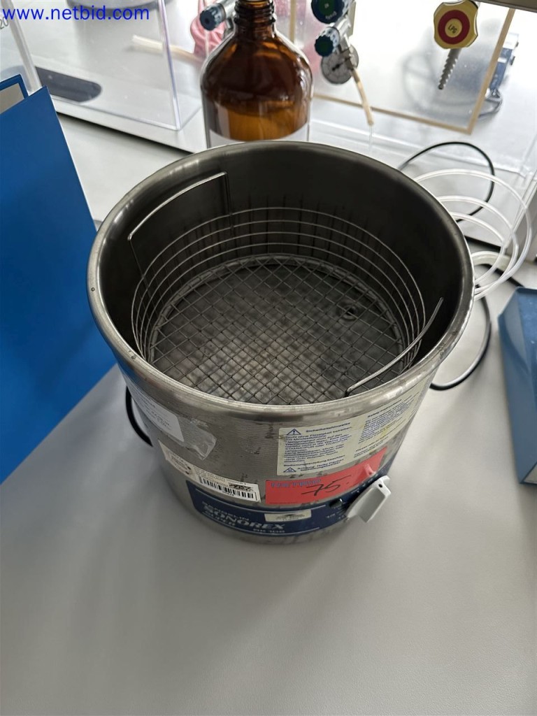 Equipos de laboratorio amplios y en buen estado-2