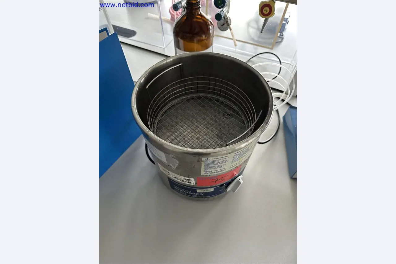 Equipos de laboratorio amplios y en buen estado-2