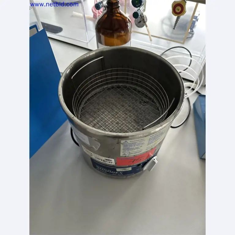 Equipos de laboratorio amplios y en buen estado-2