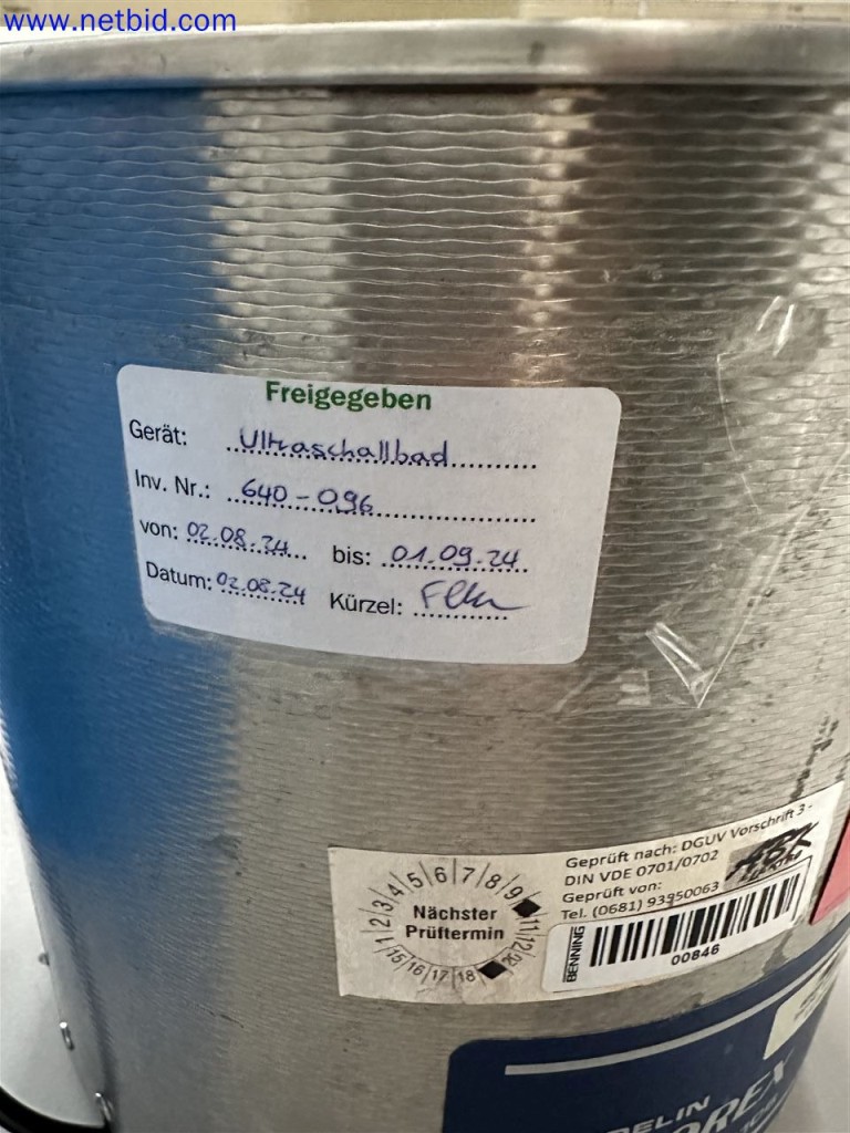 Equipos de laboratorio amplios y en buen estado-3