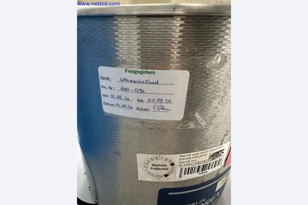 Equipos de laboratorio amplios y en buen estado-3