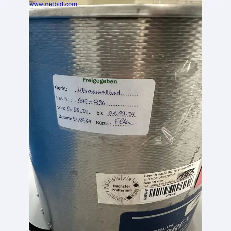 Equipos de laboratorio amplios y en buen estado-3