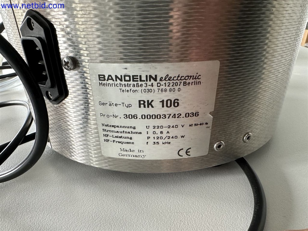 Equipos de laboratorio amplios y en buen estado-4