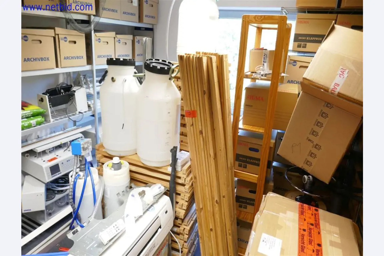 Dobře udržované a rozsáhlé laboratorní vybavení-1