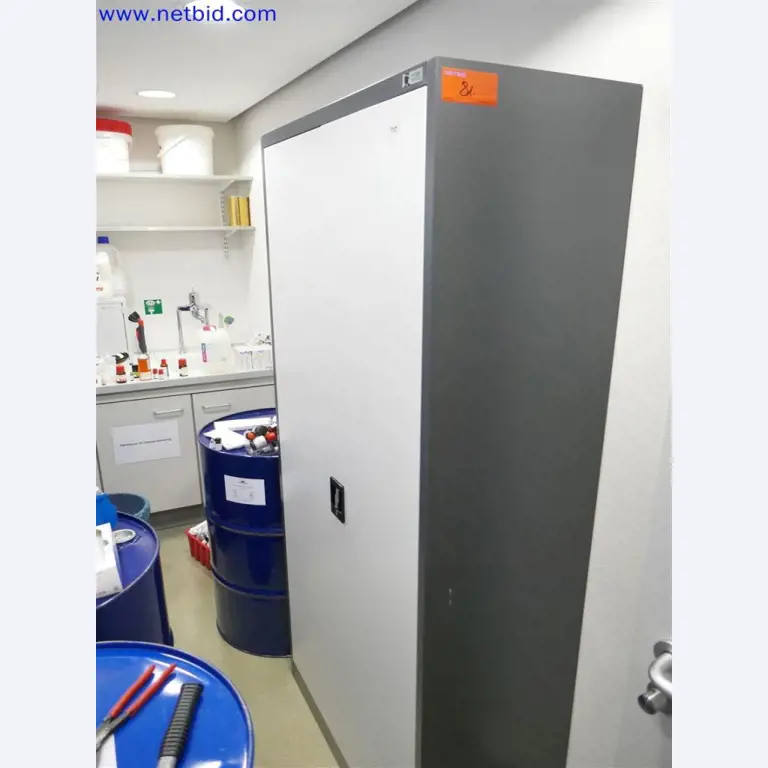 Dobře udržované a rozsáhlé laboratorní vybavení-1