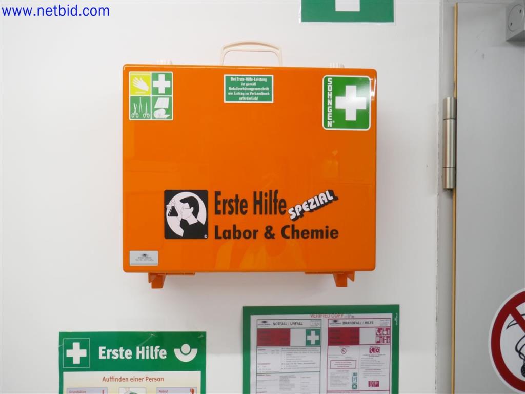 Dobře udržované a rozsáhlé laboratorní vybavení-2