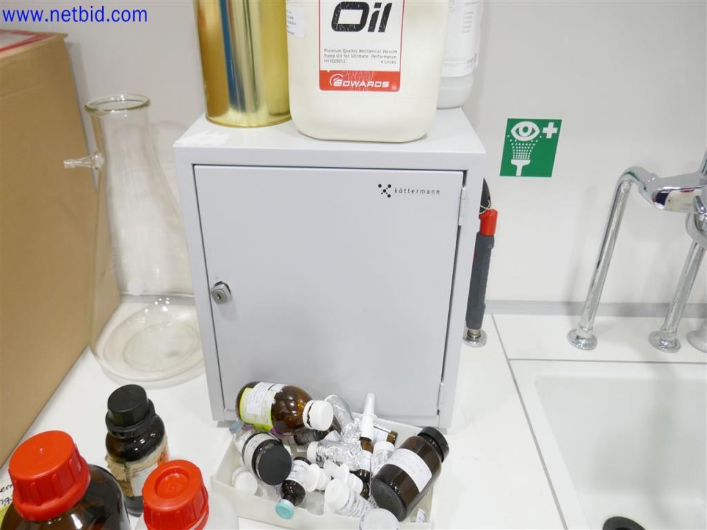 Dobře udržované a rozsáhlé laboratorní vybavení-3