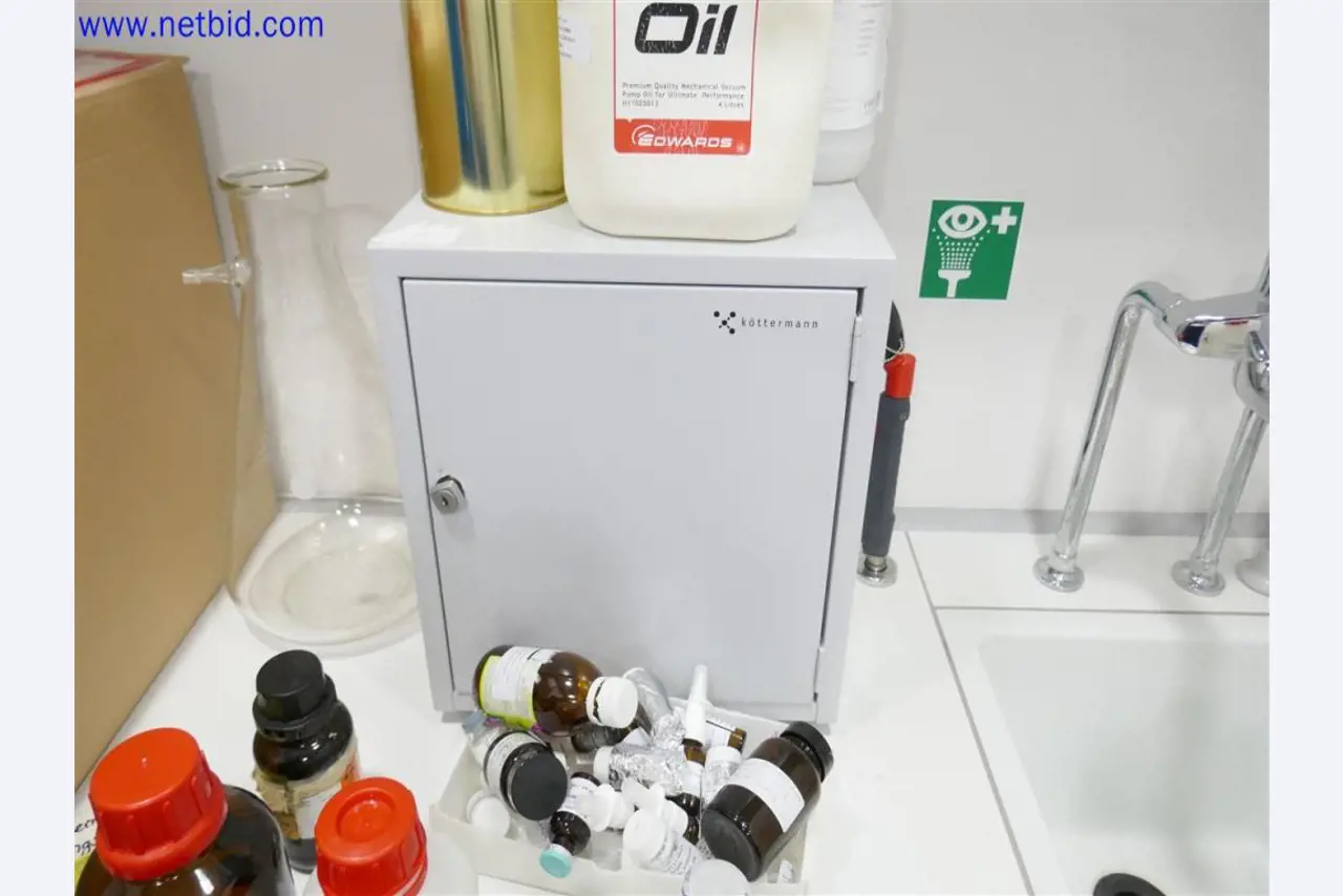 Dobře udržované a rozsáhlé laboratorní vybavení-3