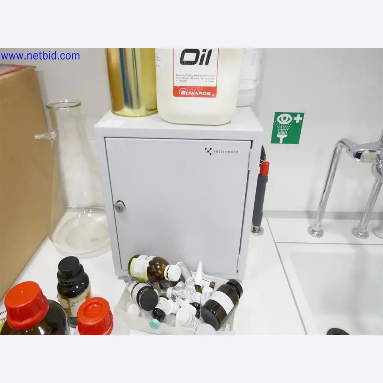 Dobře udržované a rozsáhlé laboratorní vybavení-3