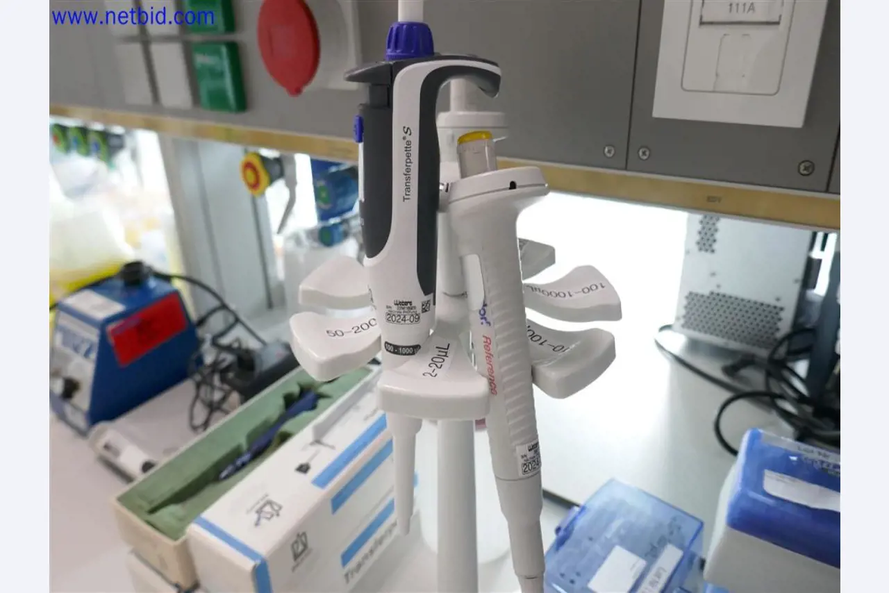 Equipos de laboratorio amplios y en buen estado-1