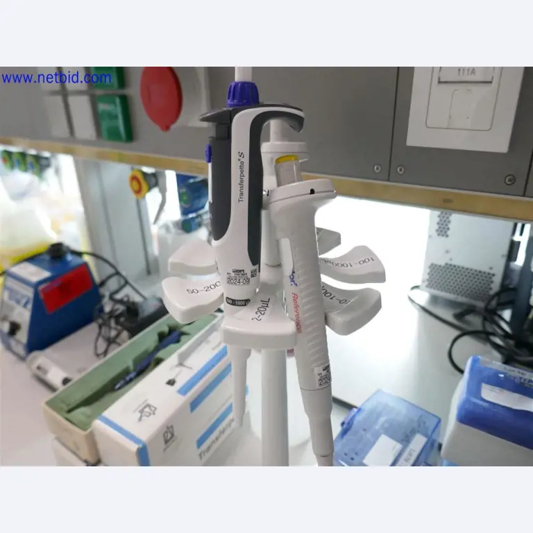 Equipos de laboratorio amplios y en buen estado-1