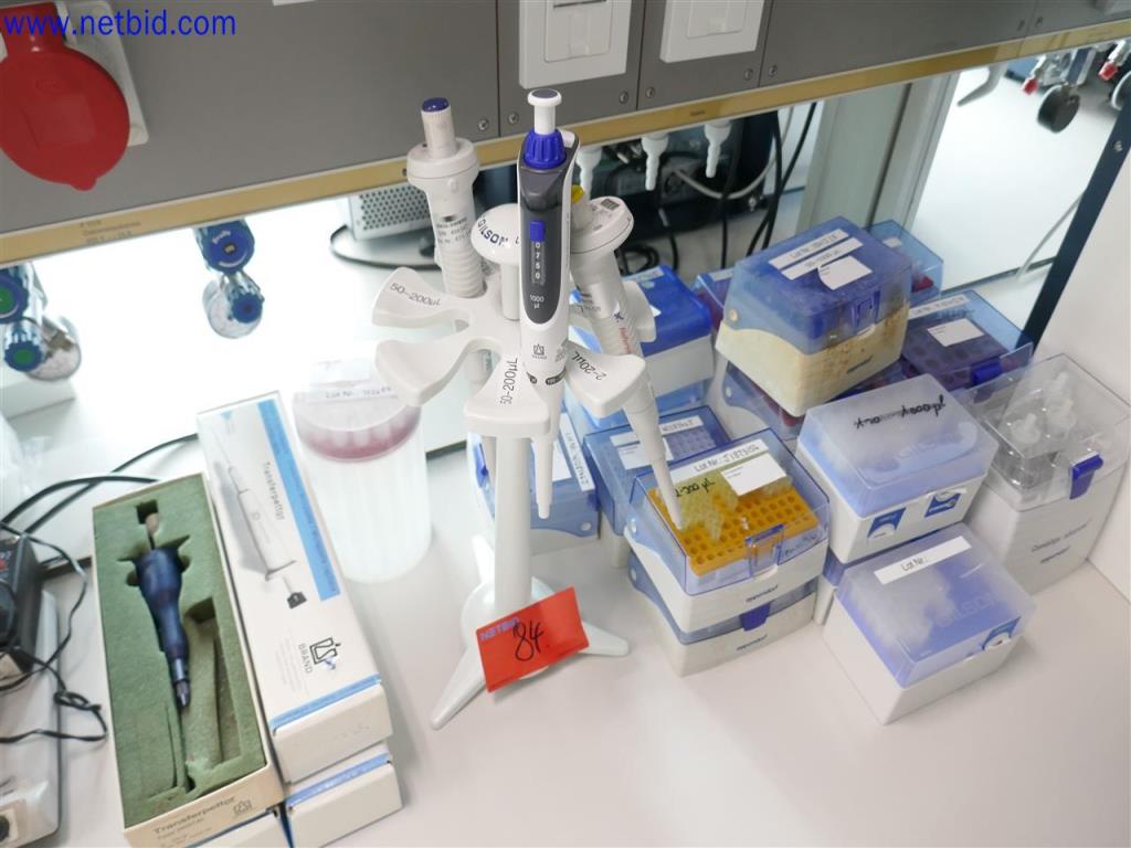 Dobře udržované a rozsáhlé laboratorní vybavení-2