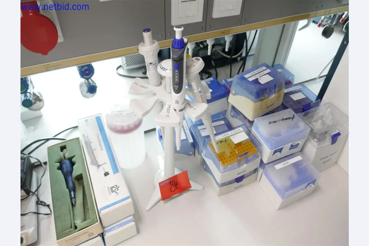 Equipos de laboratorio amplios y en buen estado-2