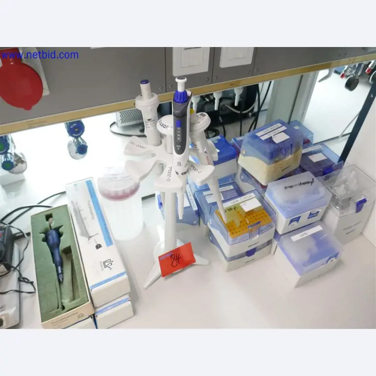 Equipos de laboratorio amplios y en buen estado-2