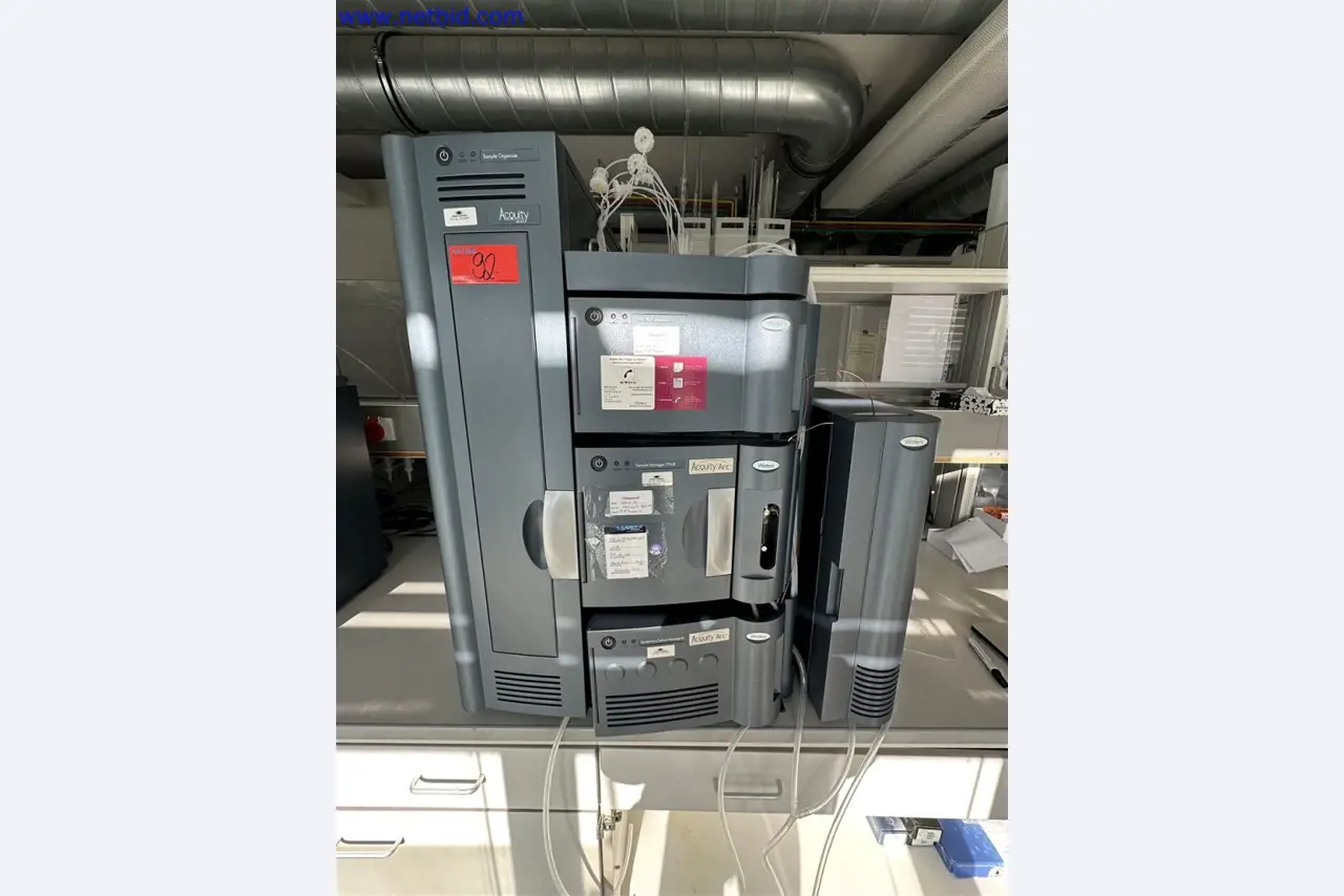 Dobro vzdrževana in obsežna laboratorijska oprema-1