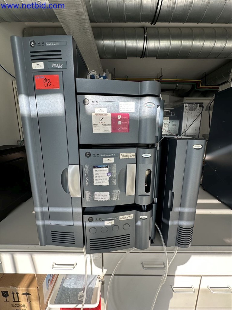 Equipamento de laboratório extenso e bem conservado-1