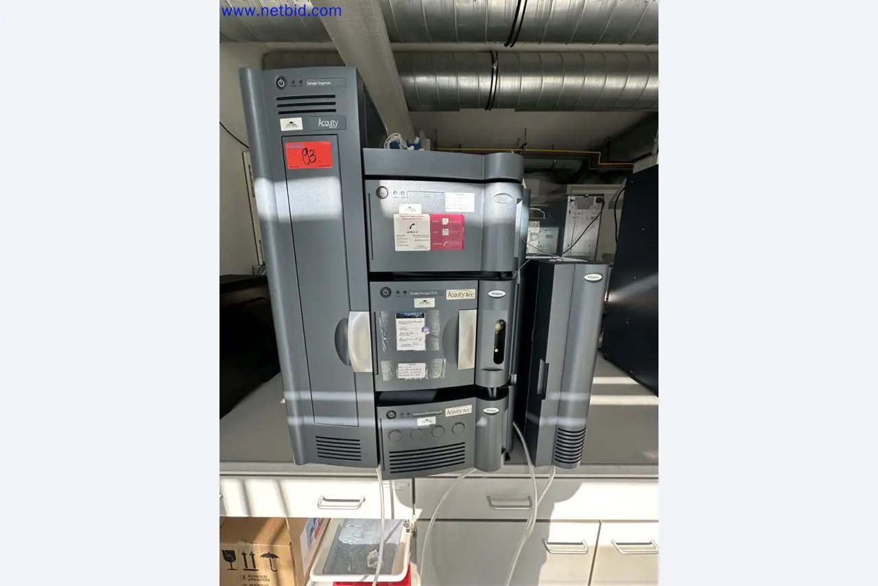 Equipamento de laboratório extenso e bem conservado-1