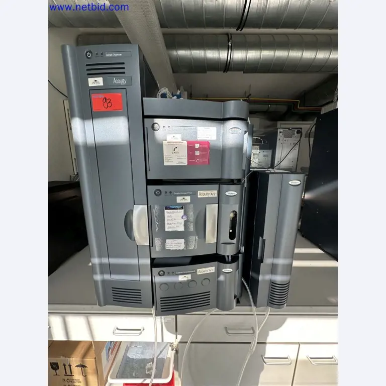 Equipamento de laboratório extenso e bem conservado-1