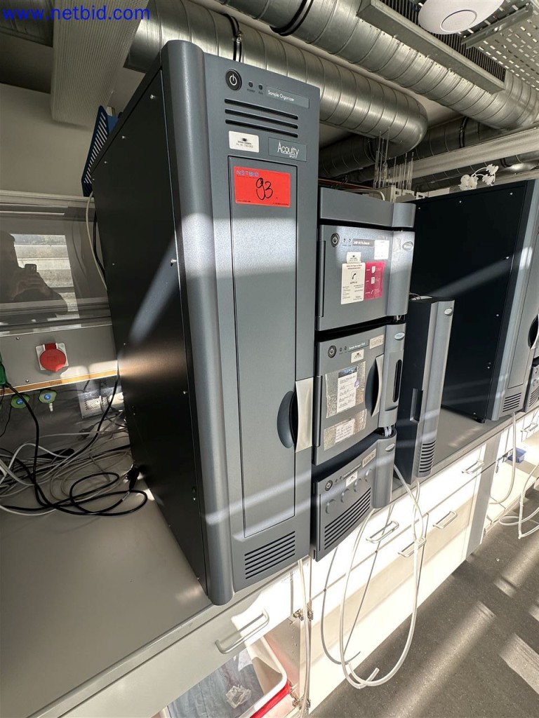 Equipamento de laboratório extenso e bem conservado-2