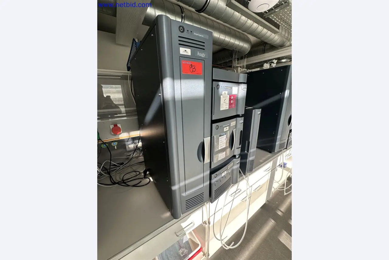 Equipamento de laboratório extenso e bem conservado-2