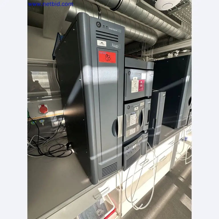 Equipamento de laboratório extenso e bem conservado-2