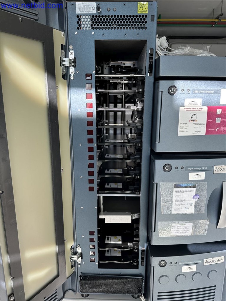 Equipamento de laboratório extenso e bem conservado-3