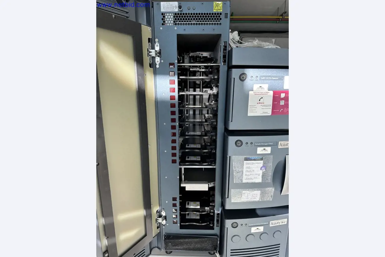 Equipamento de laboratório extenso e bem conservado-3