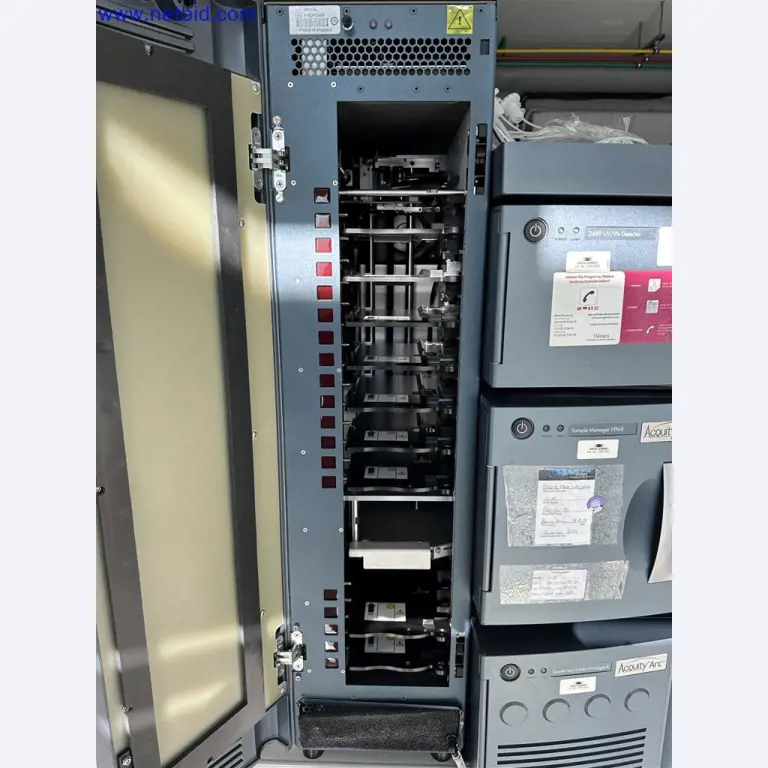 Equipamento de laboratório extenso e bem conservado-3