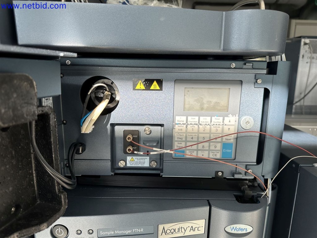 Equipamento de laboratório extenso e bem conservado-4