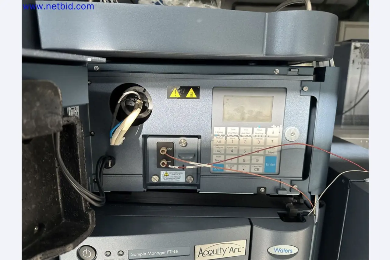 Equipamento de laboratório extenso e bem conservado-4