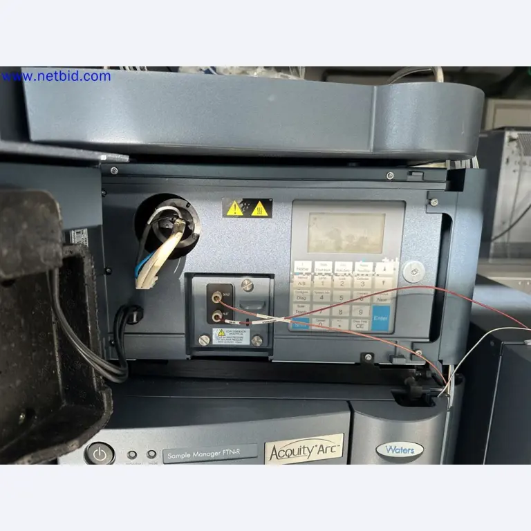 Equipamento de laboratório extenso e bem conservado-4