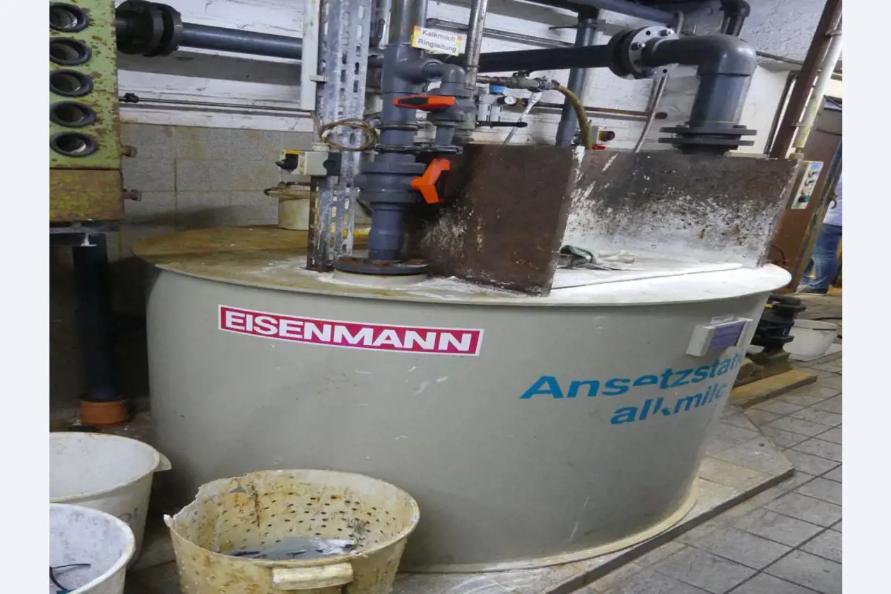 Equipement mécanique et accessoires d'une ancienne imprimerie en héliogravure-14