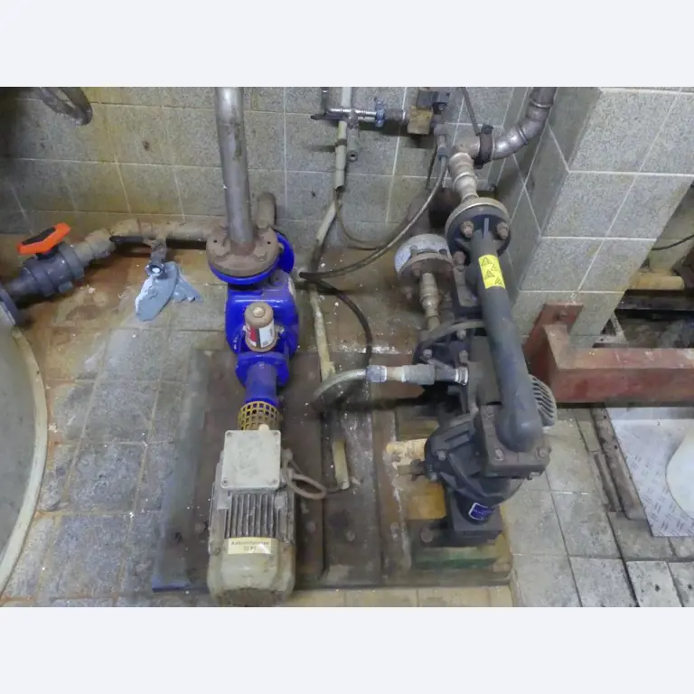 Equipement mécanique et accessoires d'une ancienne imprimerie en héliogravure-16